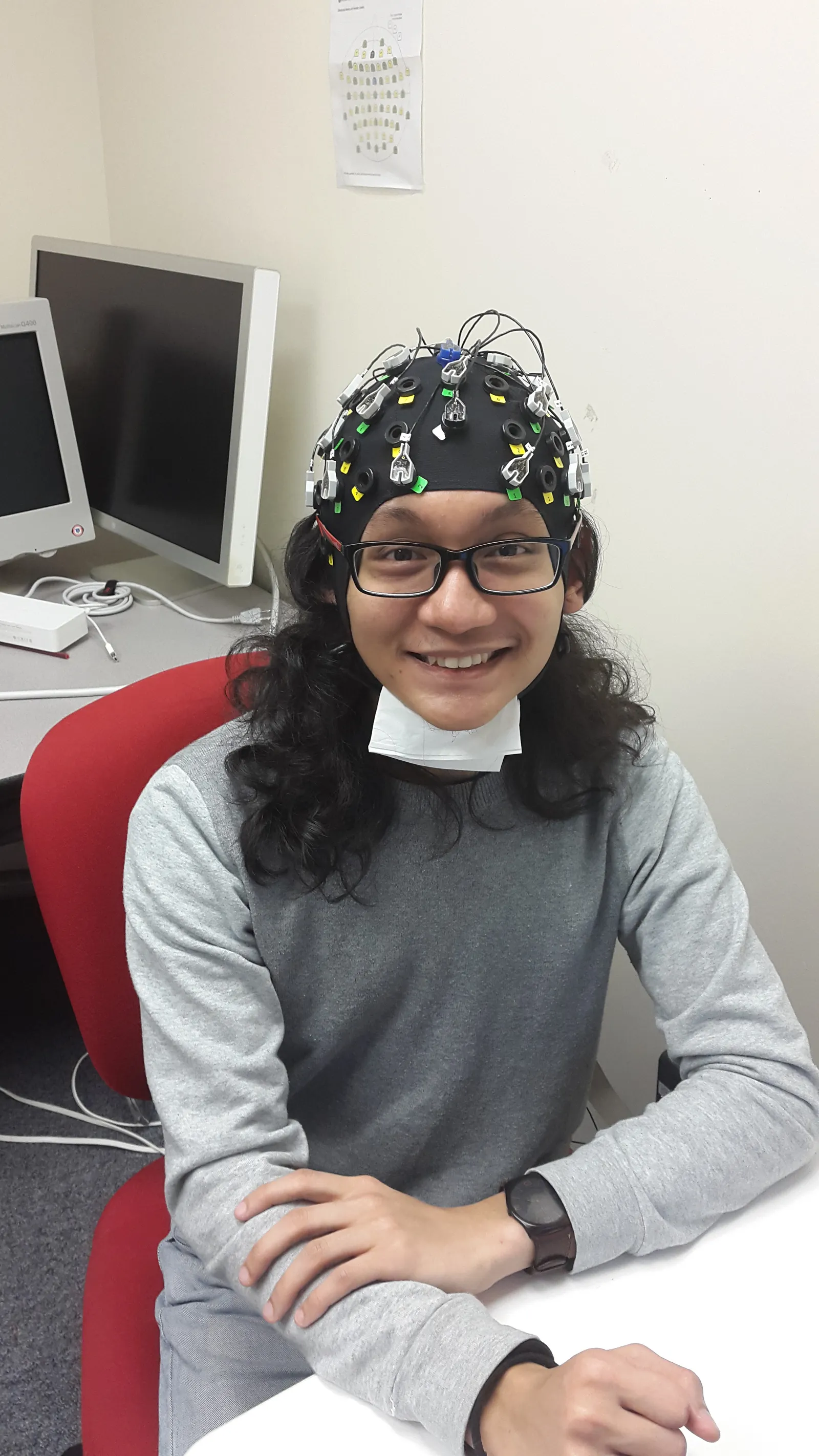 Mengenakan EEG cap dalam salah satu penelitian cognitive neuroscience.