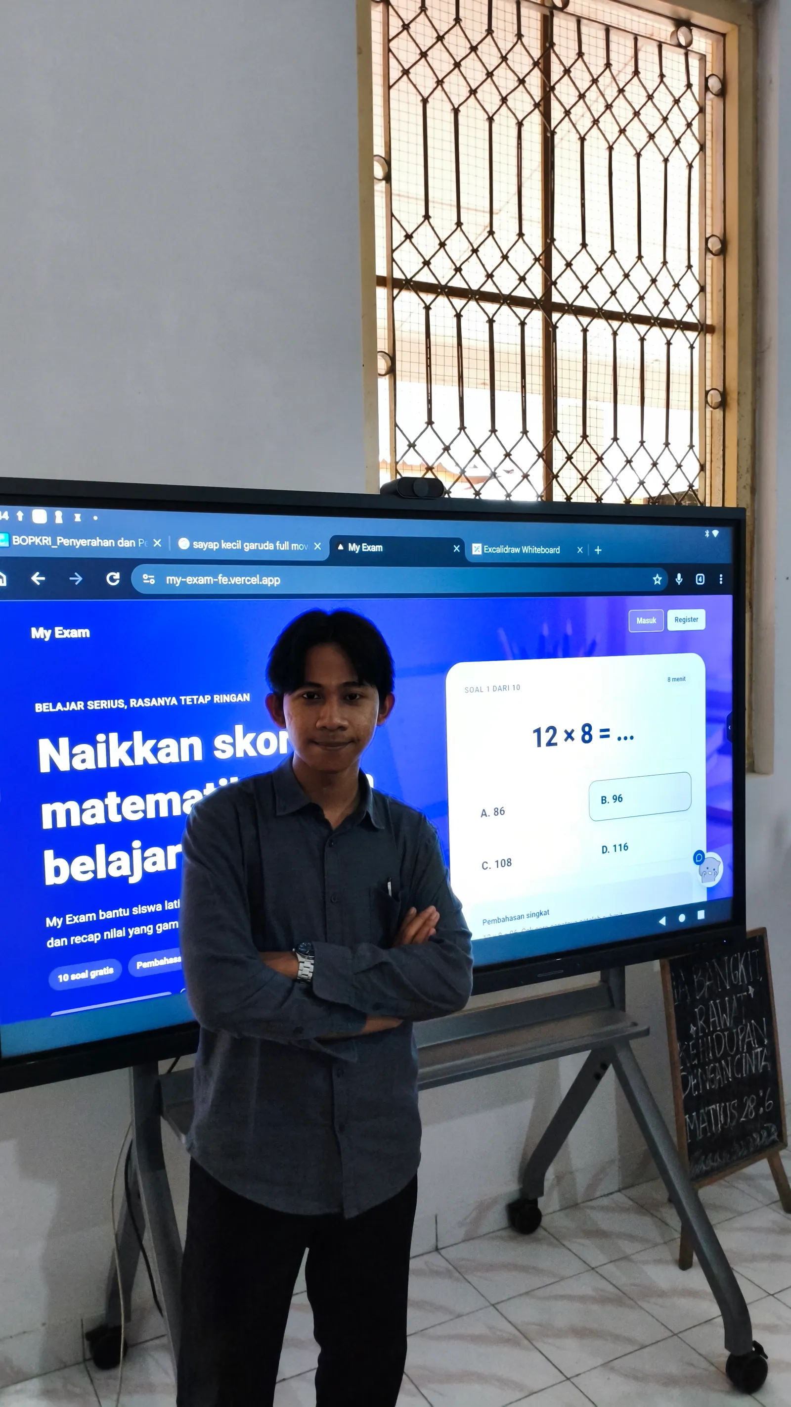 Dony Putra Perkasa di depan layar platform MyEXAM buatannya