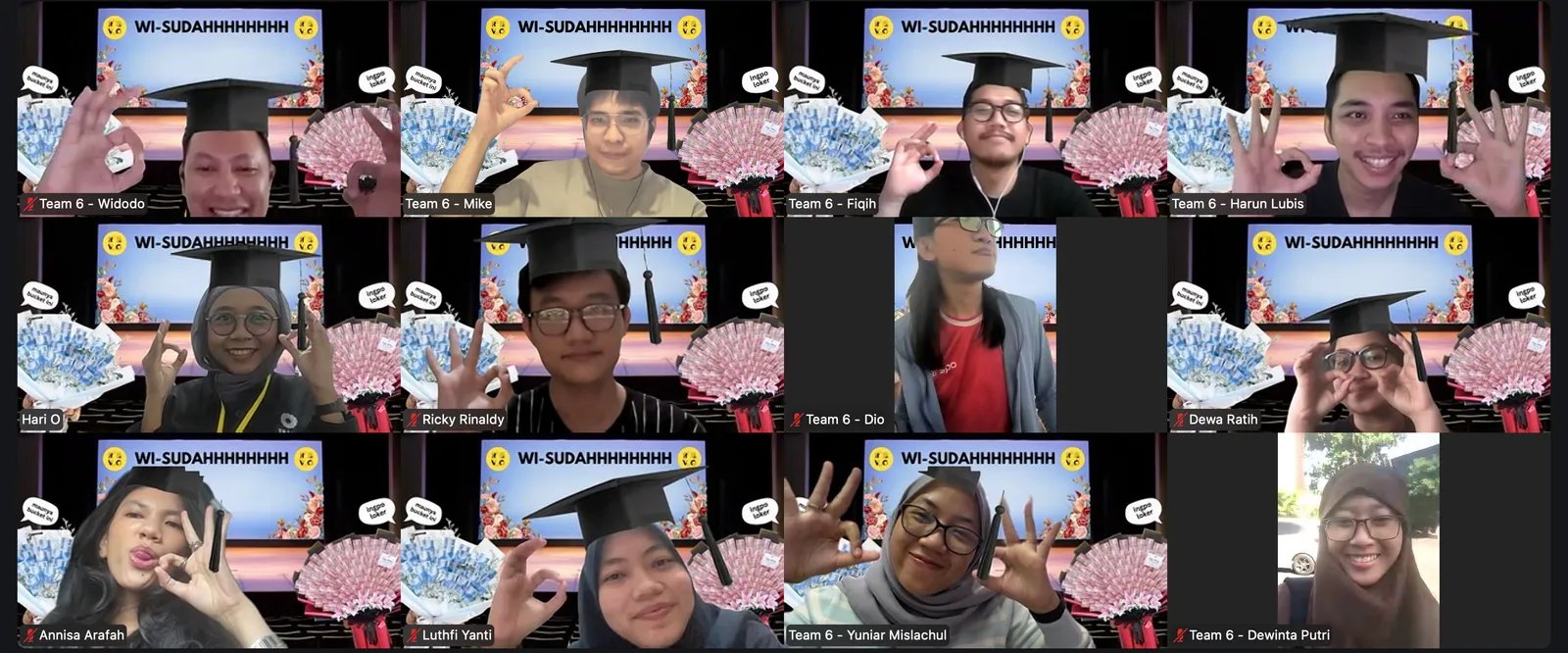 Merayakan wisuda bersama teman-teman seangkatan di RevoU